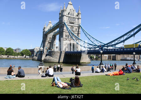 London, UK. 22. Mai 2017. Stadtarbeiter verbringen mittags in unter dem Sonnenschein und warmem Wetter auf London Riverside, Temperaturen zu rechnen sind in der Mitte 20 Grad Celsius steigen. Bildnachweis: Amer Ghazzal/Alamy Live-Nachrichten Stockfoto