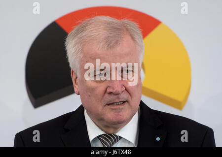 Dpatop - Horst Seehofer (CSU), die Premiere des deutschen Bundesland Bayern, bei einem Treffen der Führungen von CDU und CSU in München, 22. Mai 2017. Das dreitägige Treffen von regionalen, Bundes- und europäischen Führungen der beiden konservativen Parteien statt findet im Bayerischen Landtag in München. Foto: Sven Hoppe/dpa Stockfoto