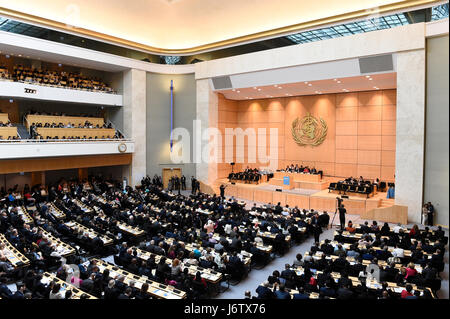 (170522) - Genf, 22. Mai 2017 (Xinhua)--Teilnehmer besuchen die Eröffnung des 70. World Health Assembly in Genf, Schweiz, 22. Mai 2017. (Xinhua/Alain Grosclaude) (Dtf) Stockfoto