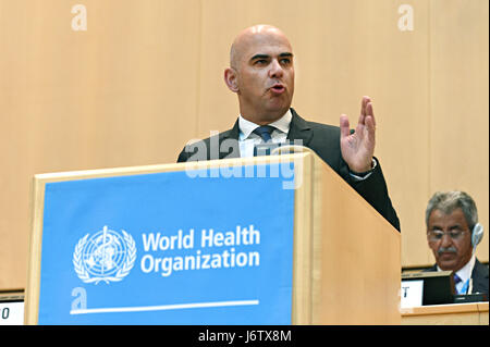 (170522) - Genf, 22. Mai 2017 (Xinhua)--Kopf des Eidgenössischen Departement des Inneren der Schweiz Alain Berset befasst sich mit die Eröffnung des 70. World Health Assembly in Genf, Schweiz, 22. Mai 2017. (Xinhua/Alain Grosclaude) (Dtf) Stockfoto