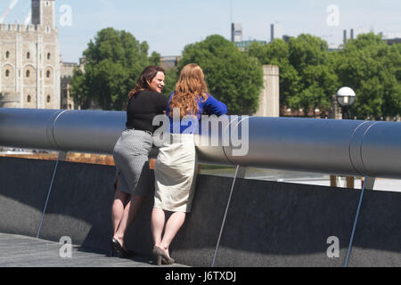 London, UK. 22. Mai 2017. Stadtarbeiter verbringen mittags in unter dem Sonnenschein und warmem Wetter auf London Riverside, Temperaturen zu rechnen sind in der Mitte 20 Grad Celsius steigen. Bildnachweis: Amer Ghazzal/Alamy Live-Nachrichten Stockfoto