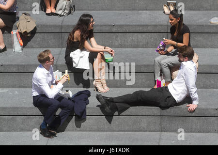 London, UK. 22. Mai 2017. Stadtarbeiter verbringen mittags in unter dem Sonnenschein und warmem Wetter auf London Riverside, Temperaturen zu rechnen sind in der Mitte 20 Grad Celsius steigen. Bildnachweis: Amer Ghazzal/Alamy Live-Nachrichten Stockfoto