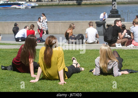 London, UK. 22. Mai 2017. Stadtarbeiter verbringen mittags in unter dem Sonnenschein und warmem Wetter auf London Riverside, Temperaturen zu rechnen sind in der Mitte 20 Grad Celsius steigen. Bildnachweis: Amer Ghazzal/Alamy Live-Nachrichten Stockfoto