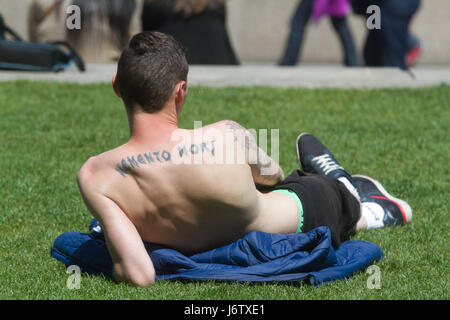 London, UK. 22. Mai 2017. Stadtarbeiter verbringen mittags in unter dem Sonnenschein und warmem Wetter auf London Riverside, Temperaturen zu rechnen sind in der Mitte 20 Grad Celsius steigen. Bildnachweis: Amer Ghazzal/Alamy Live-Nachrichten Stockfoto