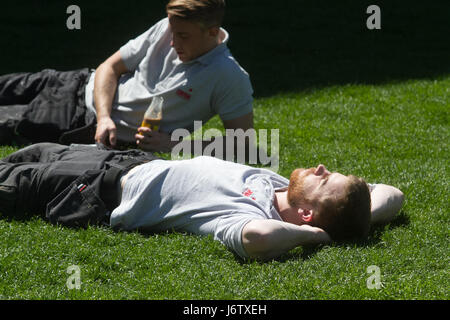 London, UK. 22. Mai 2017. Stadtarbeiter verbringen mittags in unter dem Sonnenschein und warmem Wetter auf London Riverside, Temperaturen zu rechnen sind in der Mitte 20 Grad Celsius steigen. Bildnachweis: Amer Ghazzal/Alamy Live-Nachrichten Stockfoto