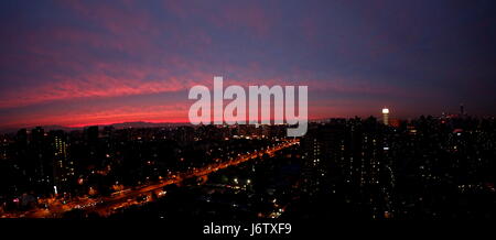 Peking, China. 22. Mai 2017. Foto aufgenommen am 22. Mai 2017 zeigt den Sonnenuntergang in Peking, Hauptstadt von China. Bildnachweis: Liu Xianguo/Xinhua/Alamy Live-Nachrichten Stockfoto