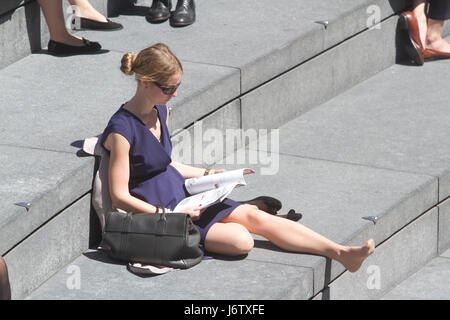 London, UK. 22. Mai 2017. Stadtarbeiter verbringen mittags in unter dem Sonnenschein und warmem Wetter auf London Riverside, Temperaturen zu rechnen sind in der Mitte 20 Grad Celsius steigen. Bildnachweis: Amer Ghazzal/Alamy Live-Nachrichten Stockfoto