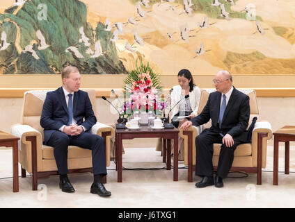 Peking, China. 22. Mai 2017. Chen Yuan (R), stellvertretender Vorsitzender des Nationalkomitees der chinesischen politischen Beratenden Konferenz (CPPCC), trifft sich mit Marko Mihkelson, Vorsitzender des Ausschusses für auswärtige Angelegenheiten von der estnischen Parlament Riigikogu, in Peking, Hauptstadt von China, 22. Mai 2017. Bildnachweis: Ding Haitao/Xinhua/Alamy Live-Nachrichten Stockfoto