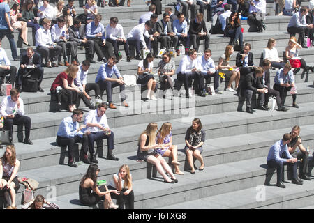 London, UK. 22. Mai 2017. Stadtarbeiter verbringen mittags in unter dem Sonnenschein und warmem Wetter auf London Riverside, Temperaturen zu rechnen sind in der Mitte 20 Grad Celsius steigen. Bildnachweis: Amer Ghazzal/Alamy Live-Nachrichten Stockfoto