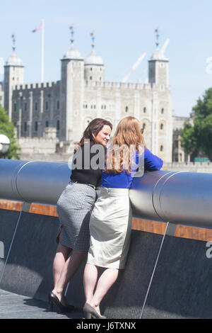 London, UK. 22. Mai 2017. Stadtarbeiter verbringen mittags in unter dem Sonnenschein und warmem Wetter auf London Riverside, Temperaturen zu rechnen sind in der Mitte 20 Grad Celsius steigen. Bildnachweis: Amer Ghazzal/Alamy Live-Nachrichten Stockfoto