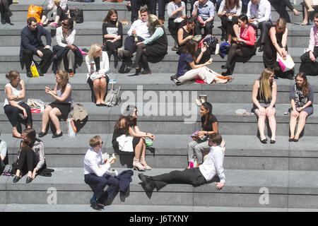 London, UK. 22. Mai 2017. Stadtarbeiter verbringen mittags in unter dem Sonnenschein und warmem Wetter auf London Riverside, Temperaturen zu rechnen sind in der Mitte 20 Grad Celsius steigen. Bildnachweis: Amer Ghazzal/Alamy Live-Nachrichten Stockfoto