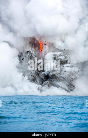 Ein Lavastrom auf der big Island von Hawaii bekannt als Feuer Schlauch spuckt aus flüssigem Magma vom Kilauea Vulkan in den Ozean verursachen Explosionen und form Stockfoto