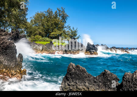 Eine lebendige, malerische Hawaii Bucht mit Wellen Waschen Ufer unterstreicht das tropische Klima und der Blick vom Paradies. Stockfoto