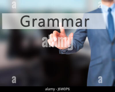 Grammatik - Geschäftsmann Hand Taste am Touch-Screen-Oberfläche. Wirtschaft, Technologie, Internet-Konzept. Stock Foto Stockfoto