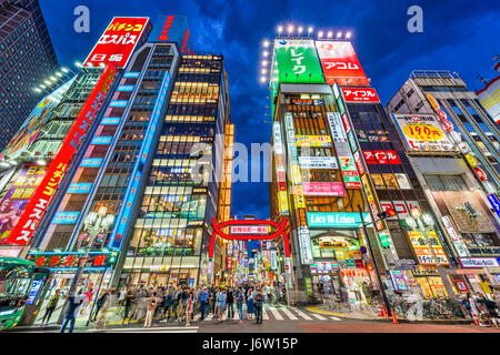 TOKYO, JAPAN - 7. Mai 2017: Menschenmengen durchlaufen Kabukicho im Stadtteil Shinjuku. Bereich ist ein Vergnügungs- und Rotlichtviertel. Stockfoto