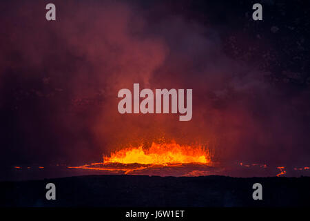 Kochendes, ausbrechender Lava in die Caldera des Vulkans Kilauea schießt Magma in die Luft und erzeugt große Mengen an Dampf aus der heißen Flüssigkeit. Stockfoto