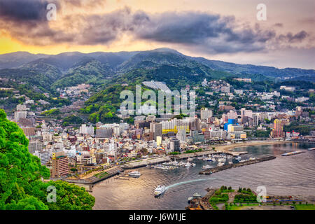 Atami City, Japan Skyline in der Abenddämmerung. Stockfoto