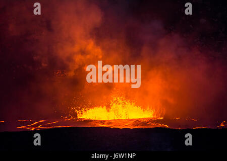 Kochendes, ausbrechender Lava in die Caldera des Vulkans Kilauea schießt Magma in die Luft und erzeugt große Mengen an Dampf aus der heißen Flüssigkeit. Stockfoto