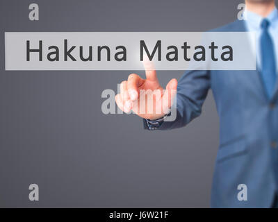 Hakuna Matata (Swahili Wort bedeutet keine Sorgen) - Geschäftsmann Hand Drücken des Knopfes am Touch-Screen-Oberfläche. Wirtschaft, Technologie, Internet conce Stockfoto