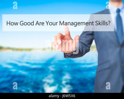 Wie gut sind deine Managementfähigkeiten - Geschäftsmann Hand Drücken des Knopfes am Touch-Screen-Oberfläche. Wirtschaft, Technologie, Internet-Konzept. Stock Foto Stockfoto