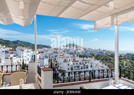 Frigiliana, Costa Del Sol, Andalusien. Frigiliana, zum schönsten Dorf Spaniens. Blick von der Terrasse des Restaurant El Casino. Stockfoto
