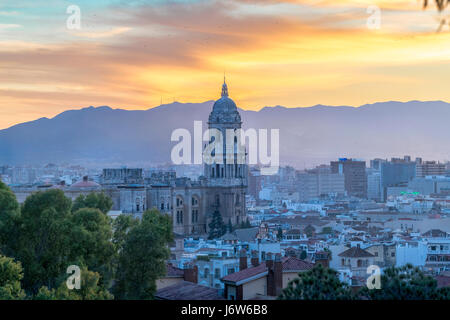 Kathedrale von Malaga mit Altstadt malerische Aussicht von Gibralfaro bei Sonnenuntergang in der Dämmerung in der Dämmerung am Abend Stockfoto