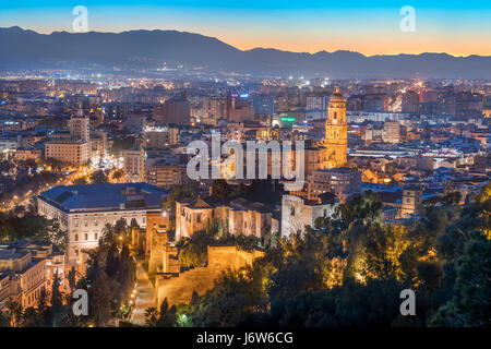 Kathedrale von Malaga mit Altstadt malerische Aussicht von Gibralfaro mit der Alcazaba Burg bei Sonnenuntergang Dämmerung Abenddämmerung Abend Stockfoto