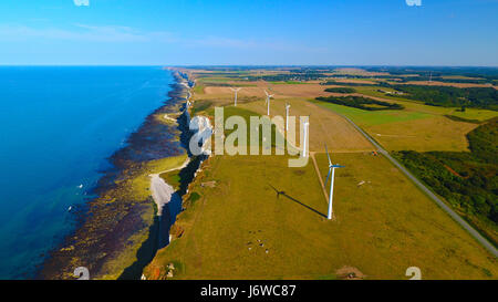 Windkraftanlagen mit Blick auf den Atlantischen Ozean in der Nähe von Fecamp, Normandie, Frankreich Stockfoto