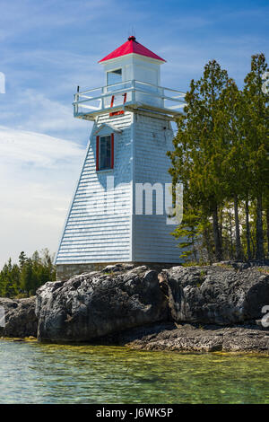 South Baymouth Reihe vorne Leuchtturm von Lake Huron an einem sonnigen Frühlingstag, Manitoulin Island, Ontario, Kanada Stockfoto