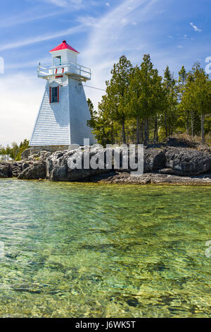 South Baymouth Reihe vorne Leuchtturm von Lake Huron an einem sonnigen Frühlingstag, Manitoulin Island, Ontario, Kanada Stockfoto