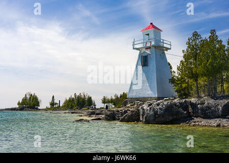 South Baymouth Reihe vorne Leuchtturm von Lake Huron an einem sonnigen Frühlingstag, Manitoulin Island, Ontario, Kanada Stockfoto