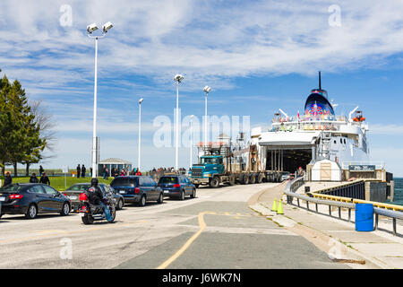 Chi-Cheemaun Fähre Auslagerung der Fahrzeuge an der South Baymouth Ferry Terminal als Fahrzeuge der Linie an Bord, Ontario, Kanada Warten Stockfoto