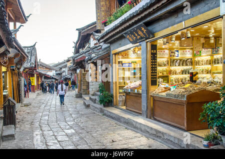 Lijiang, China - April 10,2017: malerische Aussicht auf die Altstadt von Lijiang in Yunnan, China.It ist auch ein UNESCO-Weltkulturerbe. Stockfoto