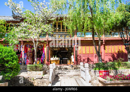 Lijiang, China - April 10,2017: malerische Aussicht auf die Altstadt von Lijiang in Yunnan, China.It ist auch ein UNESCO-Weltkulturerbe. Stockfoto