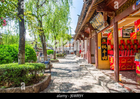 Lijiang, China - April 10,2017: malerische Aussicht auf die Altstadt von Lijiang in Yunnan, China.It ist auch ein UNESCO-Weltkulturerbe. Stockfoto