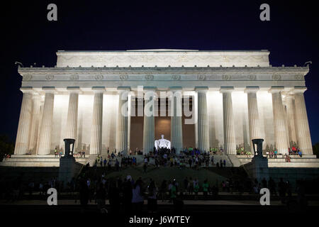 Massen vor dem Lincoln Memorial in der Nacht Washington DC USA Stockfoto