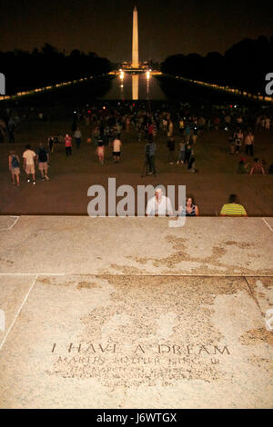Blick aus dem Lincoln Memorial an der Stelle des Martin Luther King, ich habe eine Traum-Rede in der Nacht Washington DC USA Stockfoto