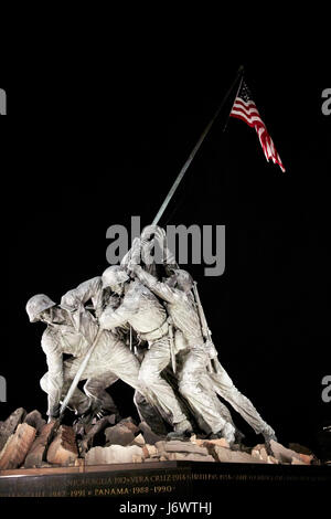 die Vereinigte Staaten marine Corps Iwo Jima-Denkmal in der Nacht Washington DC USA Stockfoto