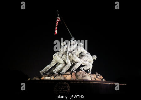die Vereinigte Staaten marine Corps Iwo Jima-Denkmal in der Nacht Washington DC USA Stockfoto