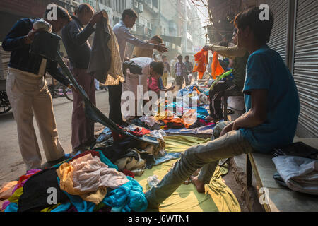 Delhi, Indien - 10. November 2012 - verkaufende Kleidung aus zweiter Hand auf dem Bürgersteig ist eine übliche Art der Verwertung der Ware in Indien. Stockfoto