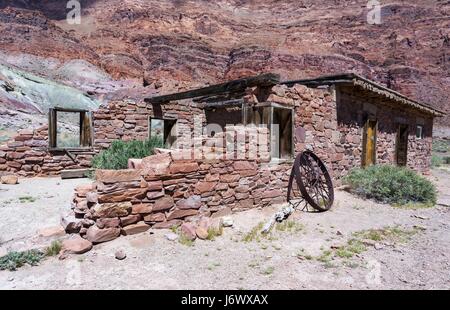 Überreste der Red Stone Pueblo-Struktur am Standort der historischen Lees-Fähre Überquerung des Colorado River in der Nähe von Page, Arizona Stockfoto