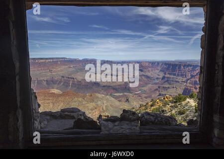 Grand Canyon des Colorado River in Arizona gesehen durch das Fenster des legendären Wüste Ansicht Wachturm Stein Gebäude am South Rim Stockfoto