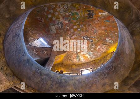 Ikonischer Wachturm mit Blick auf die Wüste im Inneren des Grand Canyon, Arizona South Rim, mit Wandmalereien der Indianer Navajo Rock Art an Steinwänden und -Decke Stockfoto