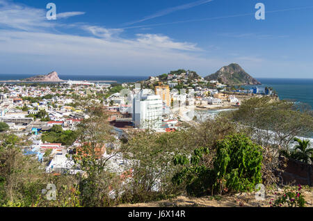 Skyline von Mazatlan, im Bundesstaat Sinaloa, Mexiko Anzeigen von der Küste des Pazifischen Ozeans und die höchste Leuchtturm der Welt auf. Stockfoto