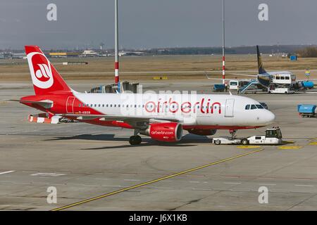 BUDAPEST, Ungarn - 22. März 2017: Flugzeug von Air Berlin Budapest Liszt Ferenc Flughafen angekommen. ist Deutschlands zweitgrößte Fluggesellschaft. Stockfoto