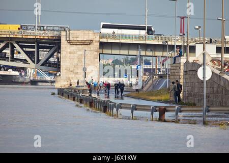 BUDAPEST, Ungarn - 6. Juni 2013: Menschen bei Hochwasser der Donau. Rekord-Wasserstand wird in den nächsten Tagen erwartet. Stockfoto