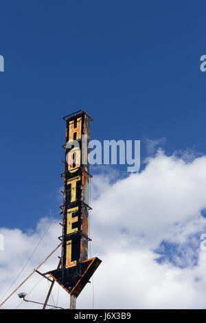 Eine alte Festzelt Hotelschild in Hanna, Alberta, Kanada. Stockfoto