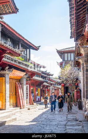 Lijiang, China - April 10,2017: malerische Aussicht auf die Altstadt von Lijiang in Yunnan, China.It ist auch ein UNESCO-Weltkulturerbe. Stockfoto