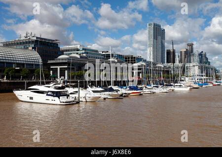 Dock ausgekleidet Neubauten in Puerto Madero, Buenos Aires, Patagonien. Stockfoto