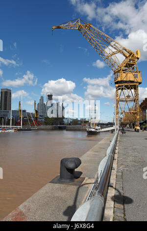 Die Innenstadt von Buenos Aires, Stadterneuerung und Revitalisierungsprojekt in das alte Hafengebiet. Die Hafen- und alten Kran. Stockfoto